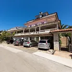 Apartment In Pjescana Uvala Mit Gemeinschaftspool