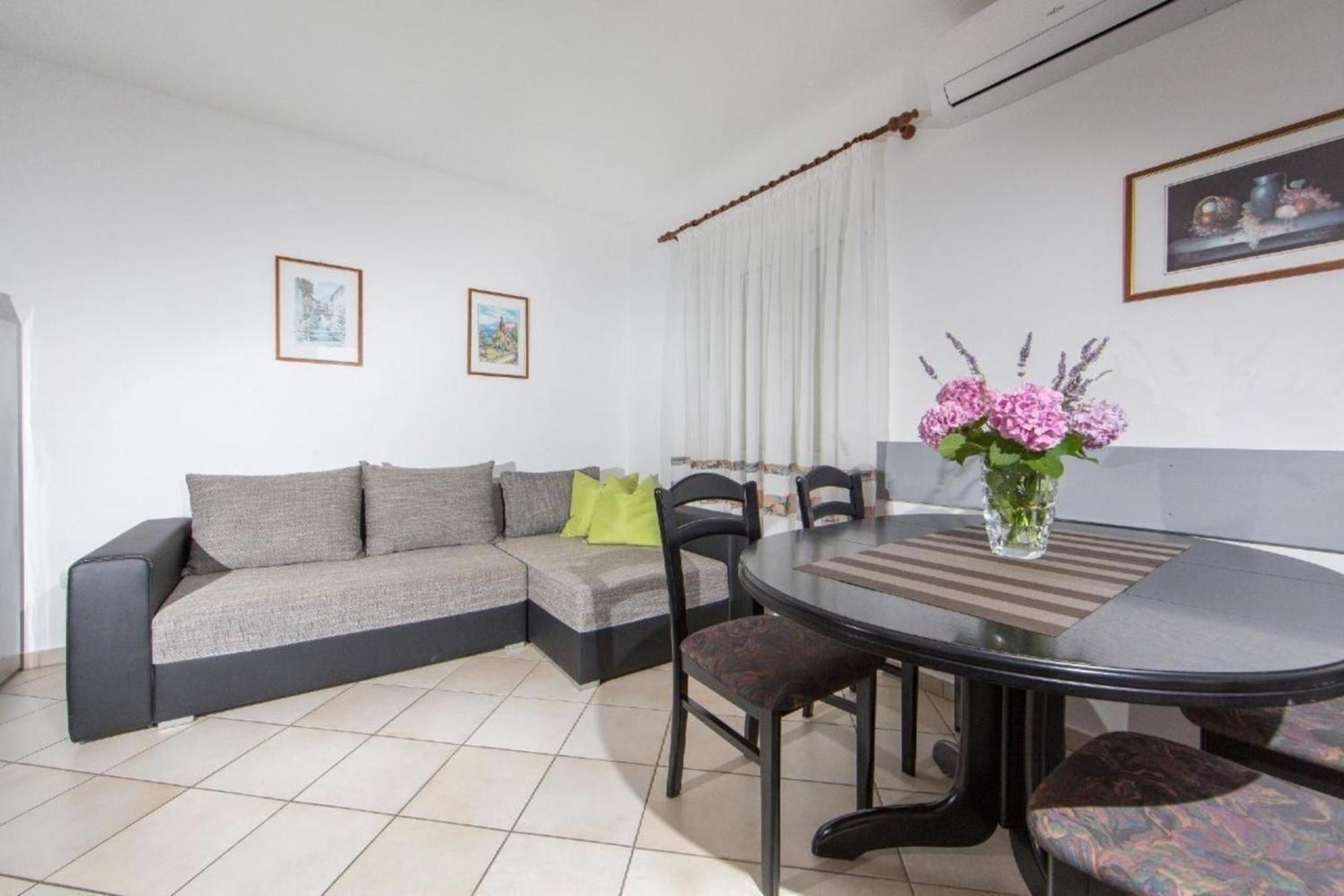 In Pjescana Uvala Mit Gemeinschaftspool Apartman Pula
